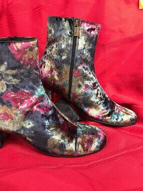 Aetrex Boots. Black Metallic Floral